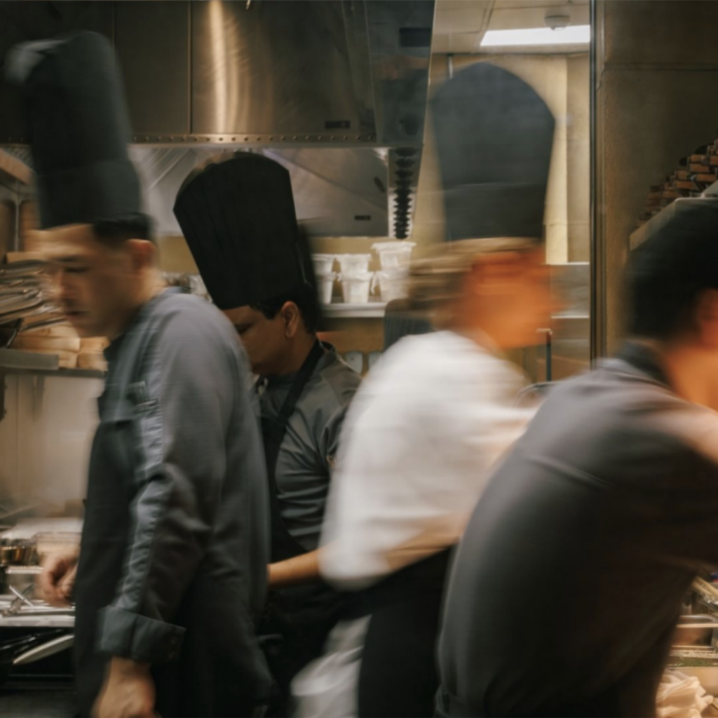 Découvrez les coulisses du restaurant LaCour à Paris : une équipe de chefs passionnés, un savoir-faire unique et une cuisine raffinée.